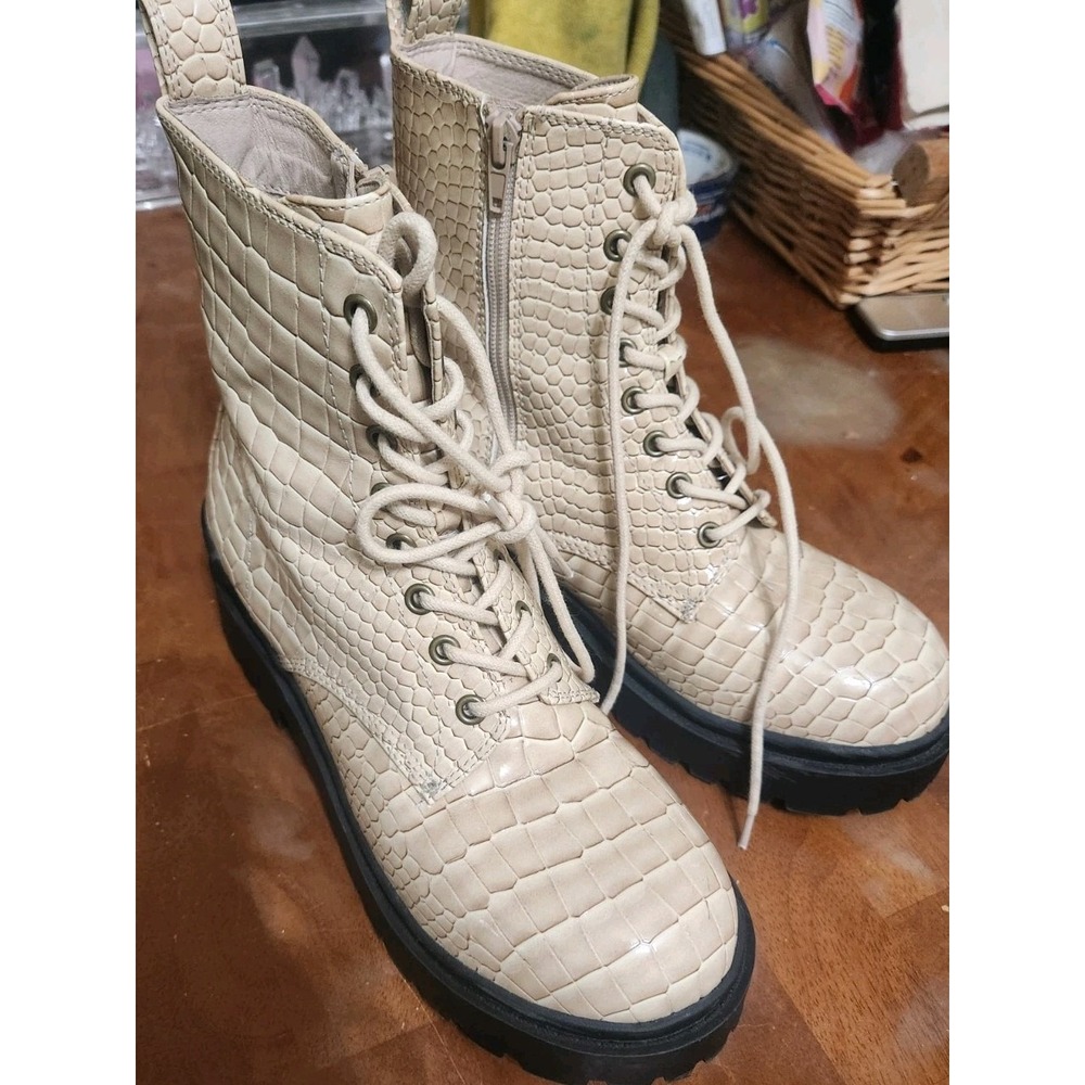 Urban Outfitters Brody Combat Boots Womens 9 Cream Beige Croc Embossed Lug Sole
